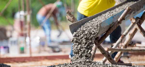 Zement wird auf Baustelle aufgetragen