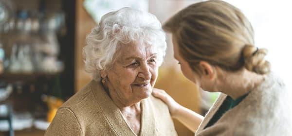 Seniorin mit Angehöriger im Gespräch