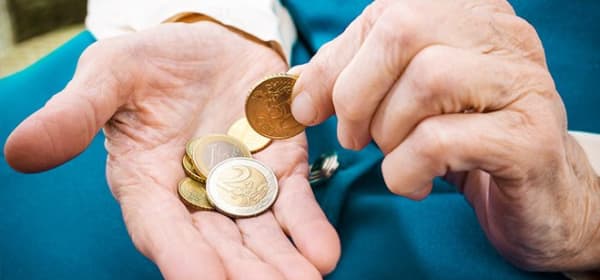 ältere Hände mit Münzen