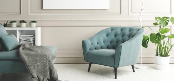 Ein weißes Infrarotpaneel angebracht an der Wand eines gemütlichen Wohnzimmers