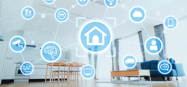 Helles Wohnzimmer mit offener Küche, im Vordergrund sind verschiedene Symbole zur Hausautomation zu sehen, die Teil eines Smart-Haus-Konzepts sind