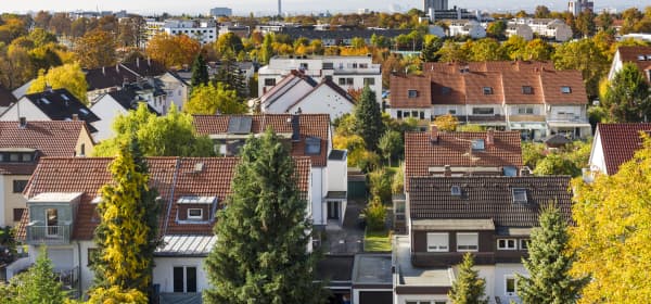 Wohnhäuser im Vorort von Frankfurt am Main mit roten Dächern und vielen Bäumen