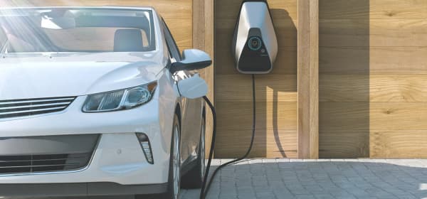 Ein Elektroauto wird mit Strom aufgeladen.