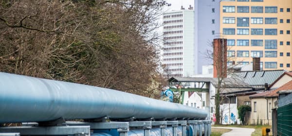 Große Rohre für Fernwärme führen zu mehreren Häusern