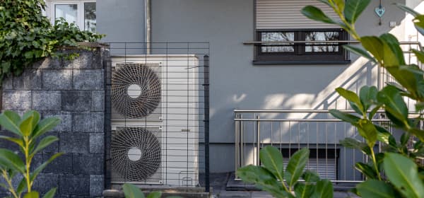 Wärmepumpe vor einem modernen Haus