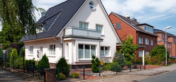 Straße mit Wohnimmobilien in Deutschland