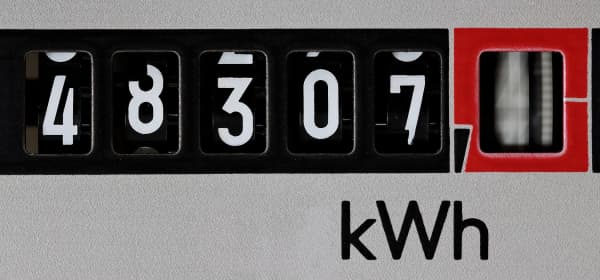 Schnell laufender analoger Stromzähler im Privathaushalt, Nahaufnahme vom Zählerstand