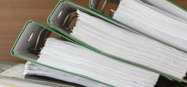 Stapel mit mehreren vollen Aktenordnern