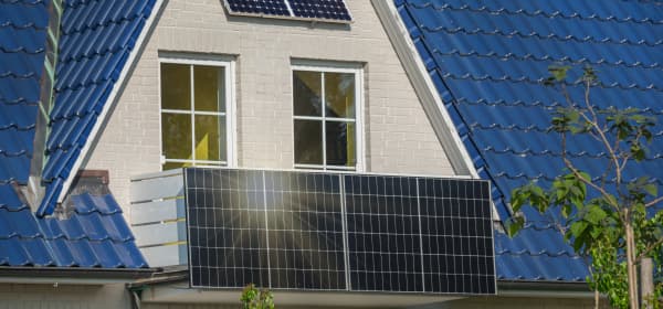 Solarmodule eines Balkonkraftwerks an einem Wohnhaus