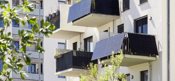 Mehrfamilienhaus mit mehreren Balkonkraftwerken