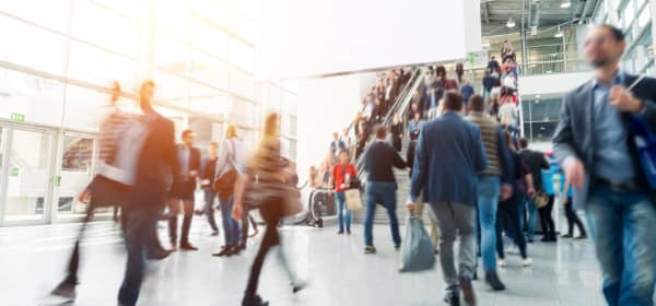 Verschwommene Personen in einer Messehalle