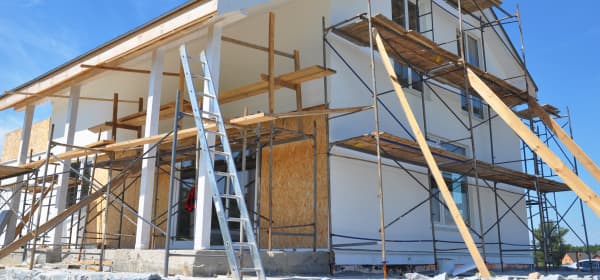 Einfamilienhaus mit Gerüst und sanierten Wänden