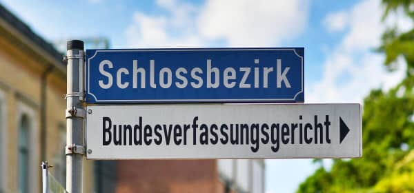 Straßenschild des Schlossbezirks in Karlsruhe mit richtungsweisendem Schild zum Bundesverfassungsgericht