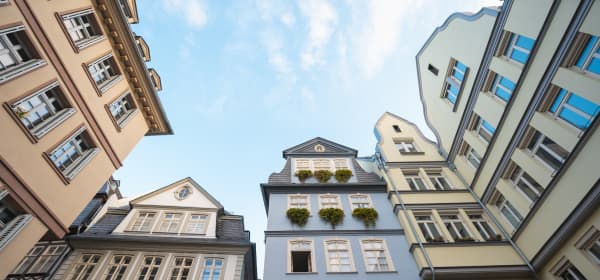 Altstadthäuser in Frankfurt, Deutschland, von unten fotografiert.