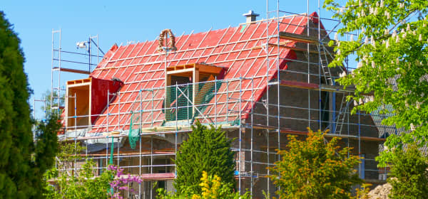Neubau eines Einfamilienhauses während der Fertigstellung