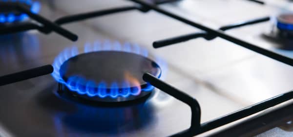 Gasherd mit brennenden Flammen auf allen vier Kochfeldern