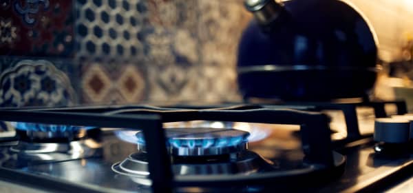 Gasherd mit blauer Flamme in einer Küche