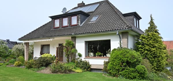 Kleines saniertes Wohnhaus, freistehend im Grünen