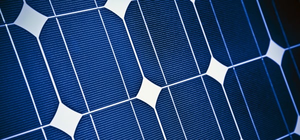 Nahansicht der Zellen in einem blauen Solarmodul