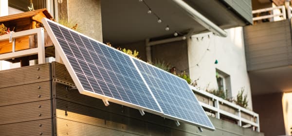 Ein Balkonkraftwerk an einem Balkon im Mehrfamilienhaus