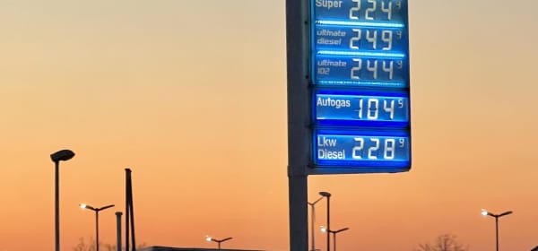 Anzeigentafel mit Spritpreisen an einer Tankstelle in Deutschland