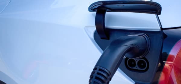 Weißes Elektroauto wird geladen