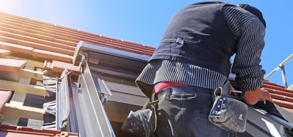 Einbau und Montage neuer Dachfenster als Teil einer Dachabdeckung