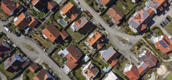 Luftaufnahme eines Wohngebiets mit Häusern, von denen einige mit Solaranlagen ausgestattet sind