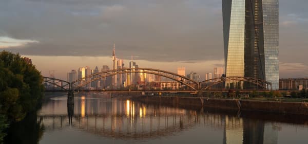 Stadtpanorama von Frankfurt am Main mit dem Sitz der Europäischen Zentralbank EZB