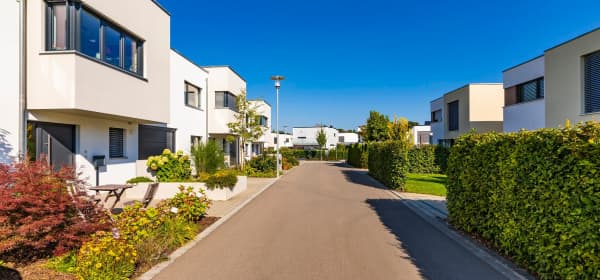 Straße mit modernen Einfamilienhäusern