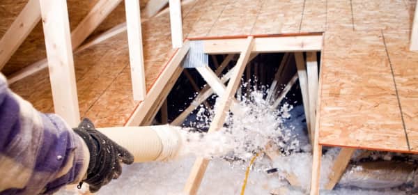 Einblasdämmung wird zur Dämmung der Geschossdecke eingebracht