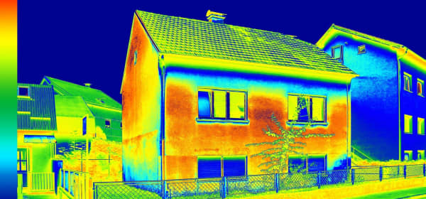 Infrarot-Thermografie-Bild eines Hauses mit Bereichen mit unzureichender Wärmedämmung