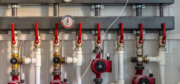 Heizungssystem-Schalter im Heizraum eines Privathauses