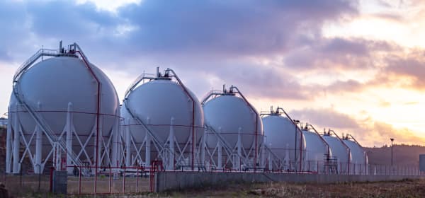 Mehrere Gasspeicher nebeneinander bei Sonnenuntergang