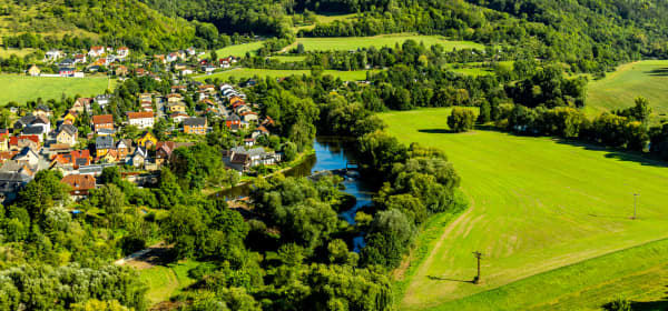 Luftaufnahme einer Gemeinde im Saaletal zwischen Jena und Naumburg in der Nähe der Dornburger Schlösser