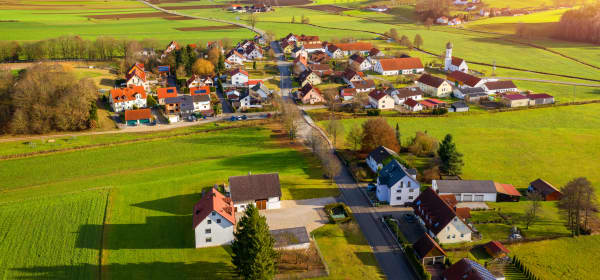 Luftaufnahme von Häusern in einer kleinen Gemeinde in Deutschland