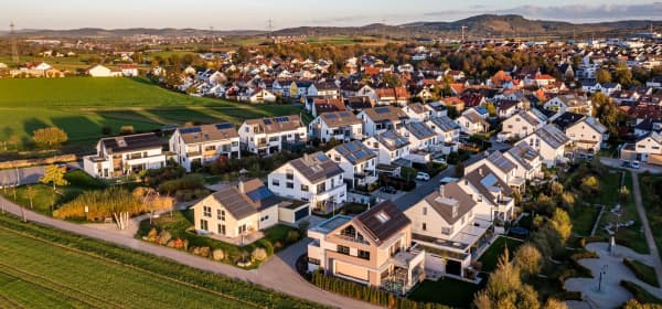 Wohngebiet mit Ein- und Mehrfamilienhäusern am Ortsrand