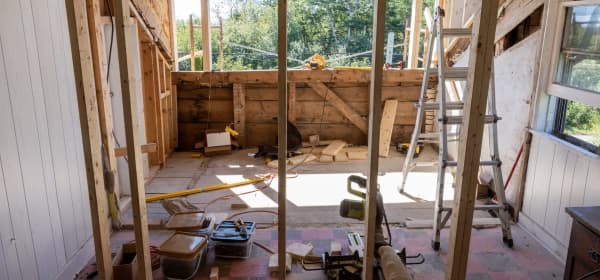 Blick aus einem Gebäude, das gerade saniert wird, nach draußen