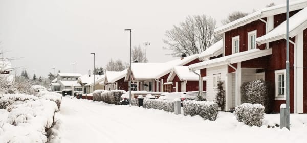 Mehrere Einfamilienhäuser im Winter bei viel Schnee
