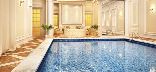 Innenpool in luxuriösem Innenraum