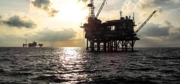 Offshore-Öl-Plattform bei Sonnenuntergang