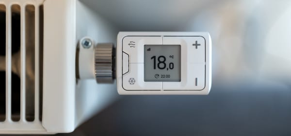 Digitales Heizkörperthermostat, auf dem 18 Grad Celsius eingestellt sind