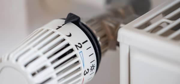 Nahaufnahme eines Heizkörperthermostats. Eingestellt ist Stufe 1.