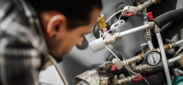 Monteur installiert eine neue Heizung