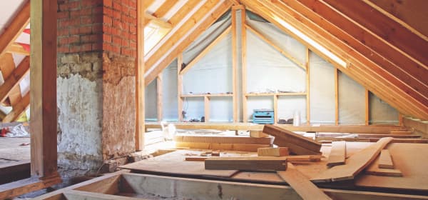 Baustelle für Sanierung im Dachgeschoss eines Wohnhauses