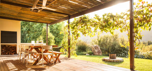 Terrasse mit lichtdurchlässiger Überdachung bei Sonnenschein