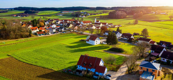 Wohnhäuser in einer ländlich gelegenen Ortschaft in Deutschland
