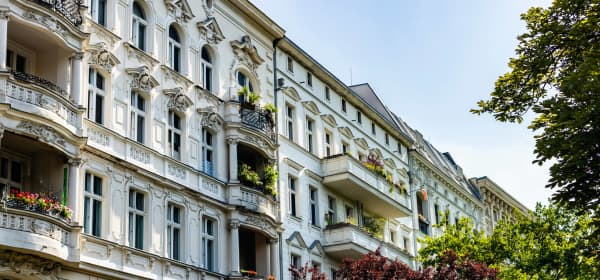 Straßenansicht von Mehrfamilienhäusern mit aufwendigen Fassaden in Berlin