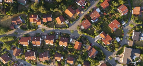 Luftaufnahme einer grünen Wohngegend mit Einfamilienhäusern