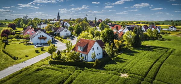 Luftaufnahme einer Ortschaft im Grünen in Bayern